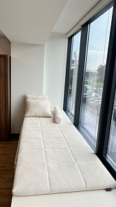 Светлый бежевый матрасик, подушки и валик на подоконник на окно для зоны отдыха в офисе. Отзыв клиента Гливер, рейтинг 5 звезд. 